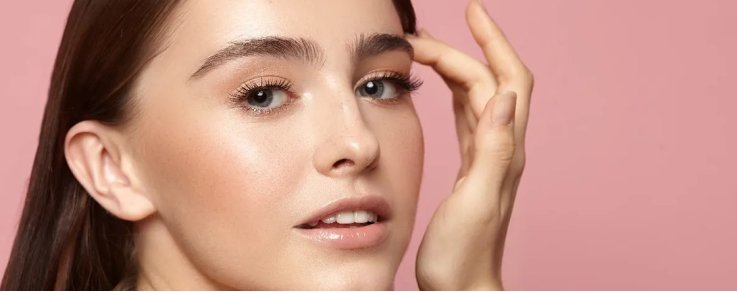Minimal make-up: le caratteristiche del trucco minimalista