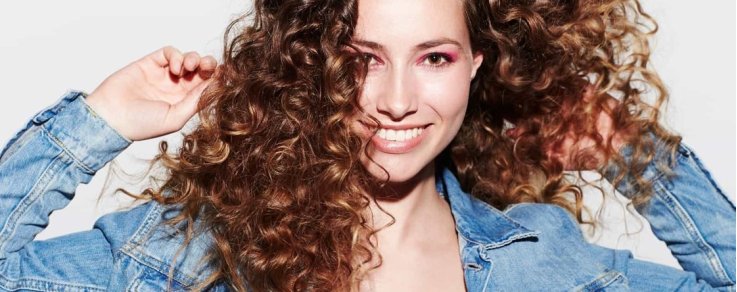 Guida pratica allo styling dei capelli ricci