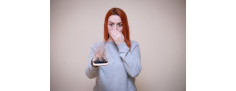 Perdita dei capelli nelle donne: cause e rimedi utili